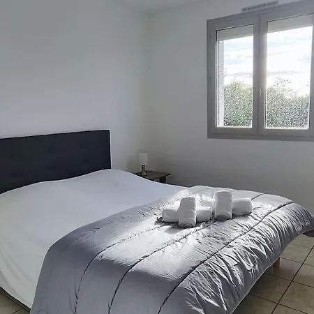 Holiday home Pavillon 3 Avec Piscine, Garat